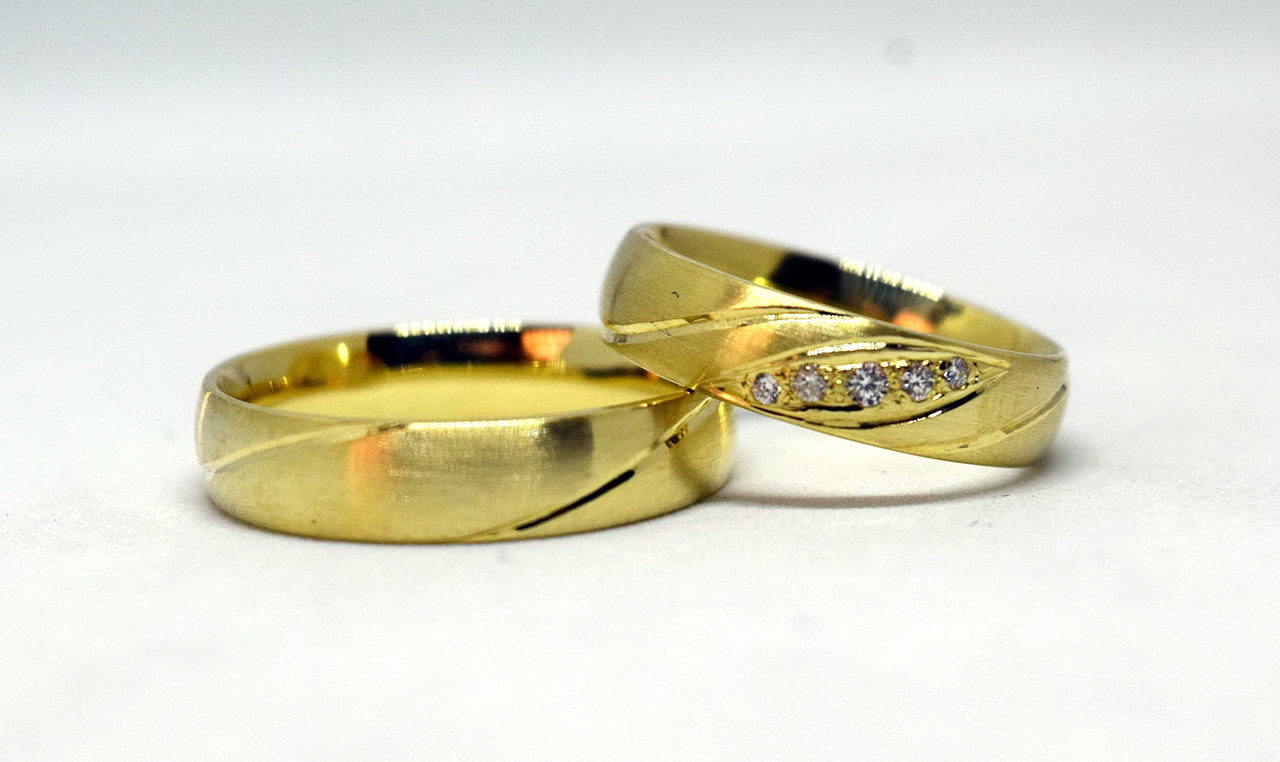 Sárga arany karikagyűrű egyedi mintával és gyémánttal - HOLDKŐ ÉKSZERÜZLET