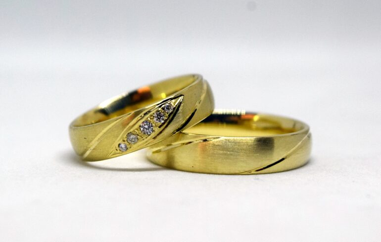 Sárga arany karikagyűrű egyedi mintával és gyémánttal - HOLDKŐ ÉKSZERÜZLET