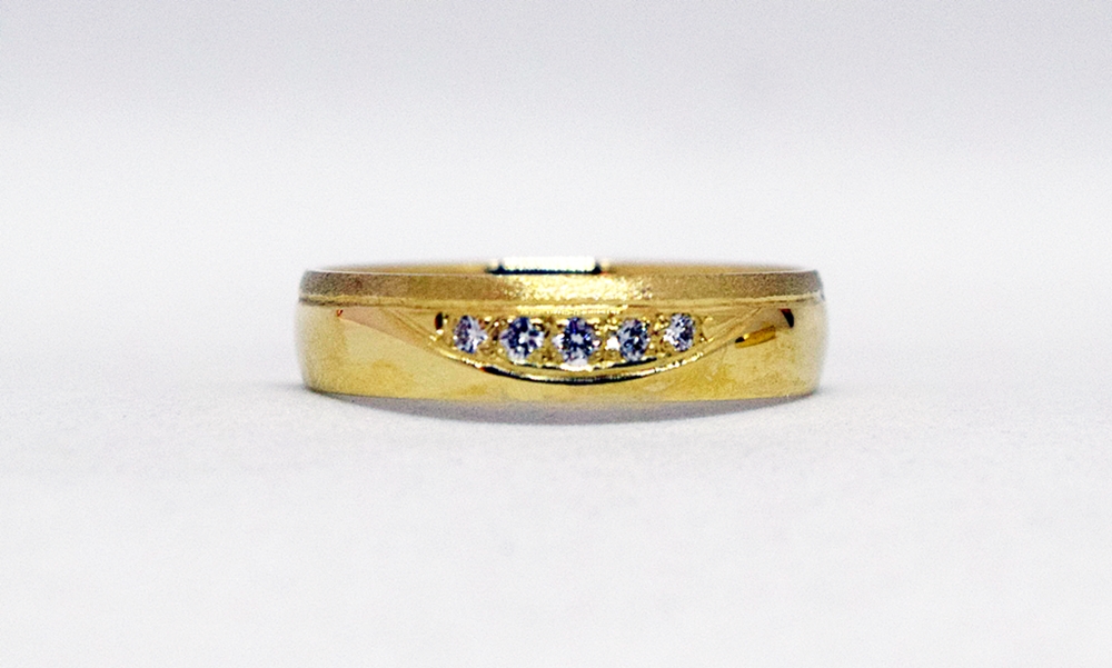 Sárga arany karikagyűrű briliáns csiszolású gyémántokkal - HOLDKŐ